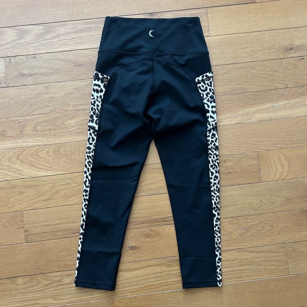 Zyia Active Brilliant Hi Rise Pocket Leopard Side Panel 20” Crop Leggings Size 4 - Picture 3 of 12